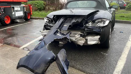 Polițiștii au rămas șocați: un șofer a condus un Porsche grav avariat pe un drum public