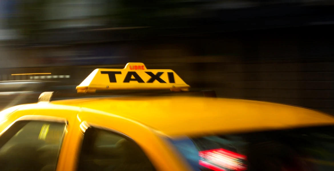 Ești obligat să acorzi prioritate taxiului dacă are becul roșu aprins și clienți la bord?