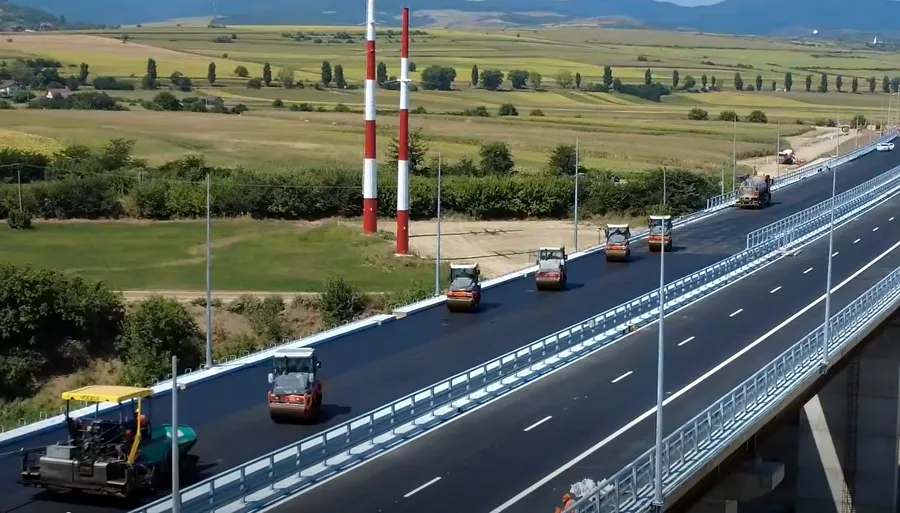 Utilajele tasează asfaltul și trasează ultimele marcaje rutiere pe Autostrada Moldovei, intre Bacău și Focșani (Sursa: DRDP Iași)