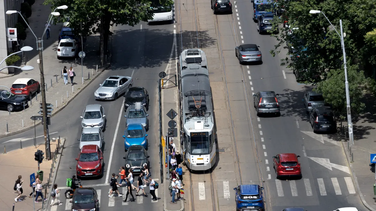 Se schimbă Codul Rutier. Motocicliștii vor putea înainta printre mașini și folosi benzile de autobuz