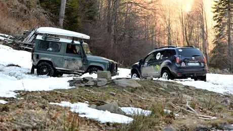 Dacia Duster se ia la trântă în off-road cu Land Rover Defender