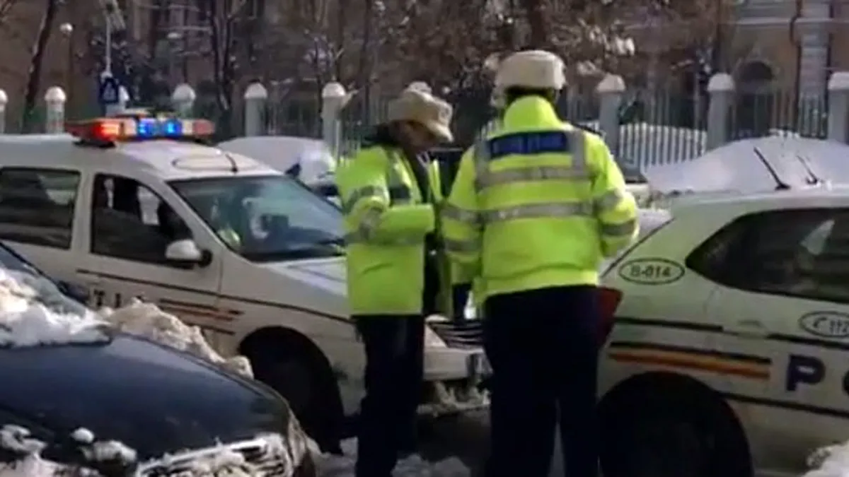 Şi-a parcat ditamai SUV-ul direct în staţia RATB. Poliţia l-a aranjat să ţină minte [VIDEO]