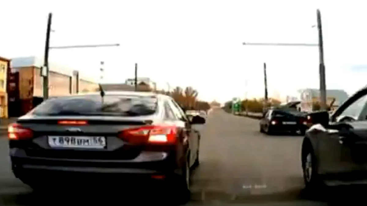 Vă place să jucaţi table? Nu o faceţi cu maşina prin trafic! VIDEO