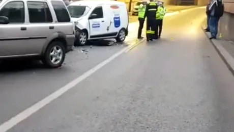 Accident în lanţ în Bucureşti. Cinci maşini implicate, un şofer rănit şi transportat la spital - VIDEO