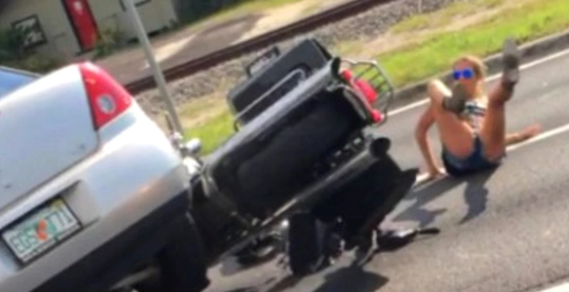 Motocilist lovit cu maşina de un şofer într-o criză de road rage – VIDEO