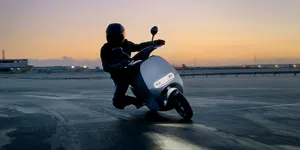 Vrei să te deplasezi în oraș cu un scuter electric fără permis? Reducerile practicate de cel mai mare retailer online din România