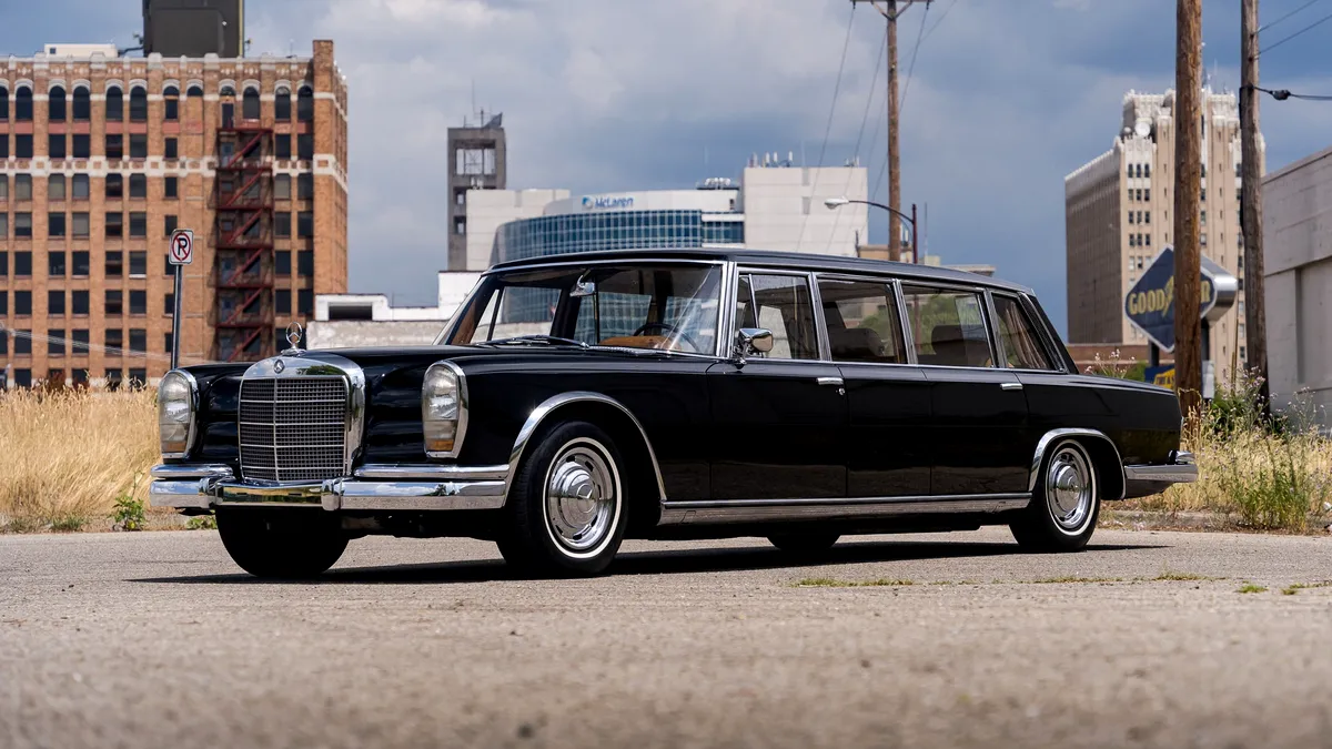 Acest Mercedes-Benz 600 Pullman i-a aparținut unui ministru chinez. Americanii au scos mașina la vânzare