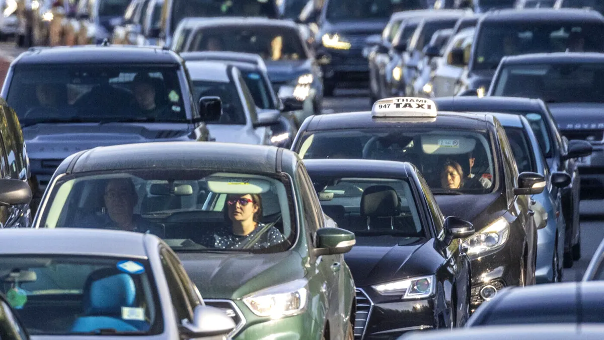 Cod Rutier 2025: Amendă și permis suspendat dacă ai telefonul în mână la semafor. Sancțiunea se poate trimite și prin poștă