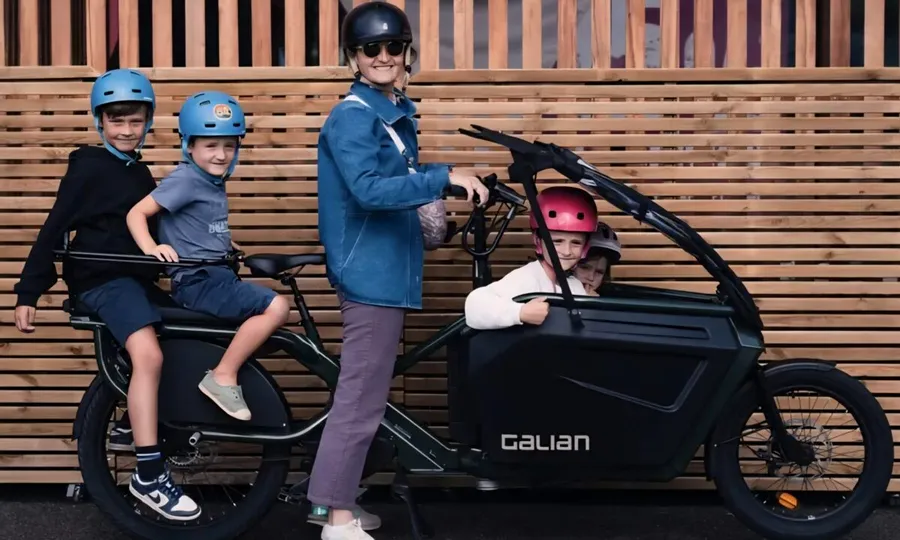 Bicicleta electrica Le Formidable poate transporta pana la 4 copii sau 150kg de bagaje