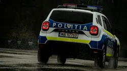 VIDEO | Atacat de săteni după ce a oprit un șofer beat și fără permis. Polițistul a scos pistolul pentru a se apăra