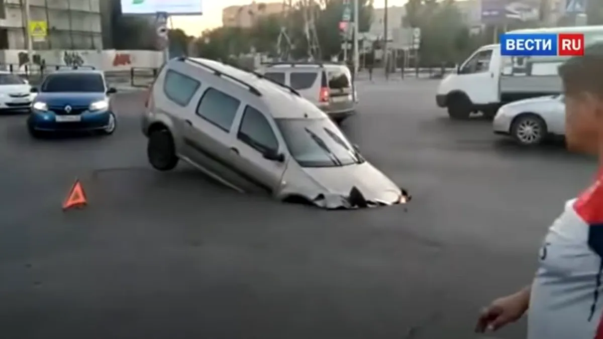 O Dacia Logan MCV a fost înghițită de asfalt. Imagini incredibile