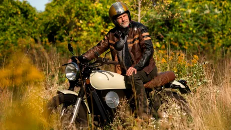 O firmă canadiană salvează motocicletele și mașini vechi de la casare și le transformă în vehicule electrice