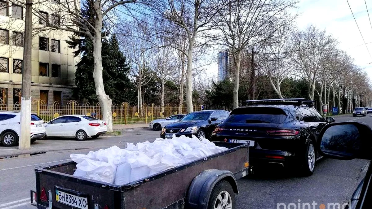 Porsche, utilaj de construcții? Un șofer cară moloz cu Panamera