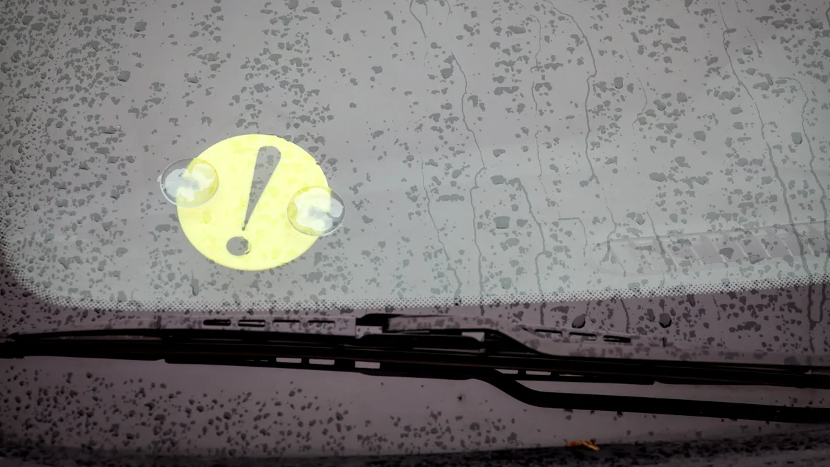 Ce amendă riscă șoferii care nu dau jos semnul de începător? Anunț oficial făcut de MAI