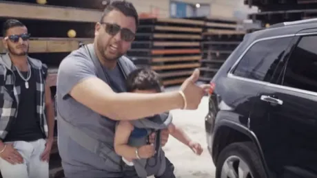 VIDEO Ce faci când maşina cumpărată se dovedeşte a fi o rablă? Faci o melodie rap cu un clip bestial