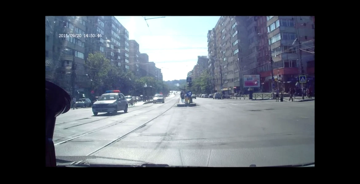 Şofer trece pe culoarea verde a semaforului, rămâne fără permis. VIDEO