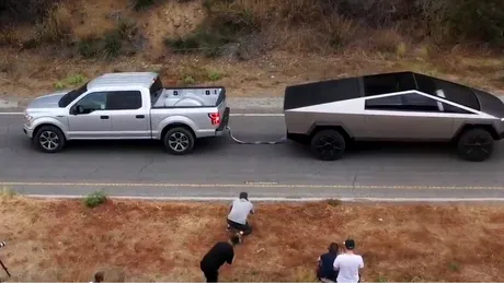 Tesla umilește Ford într-o luptă a pickup-urilor. Începe nebunia Cybertruck - VIDEO