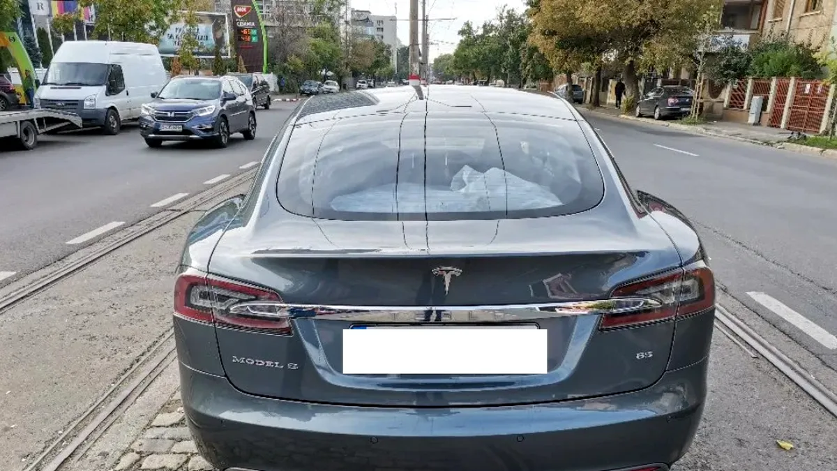 Cel mai nepotrivit loc unde să faci poze la o mașină. Foto-Shooting cu o Tesla chiar pe linia de tramvai