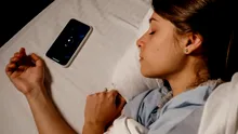 Îți ții telefonul lângă pernă? Află ce se întâmplă
