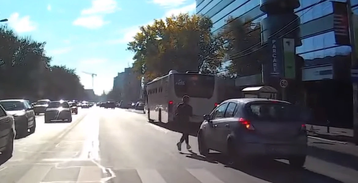 VIDEO O femeie care traversează strada este lovită de o maşină. Cui aparţine vina?