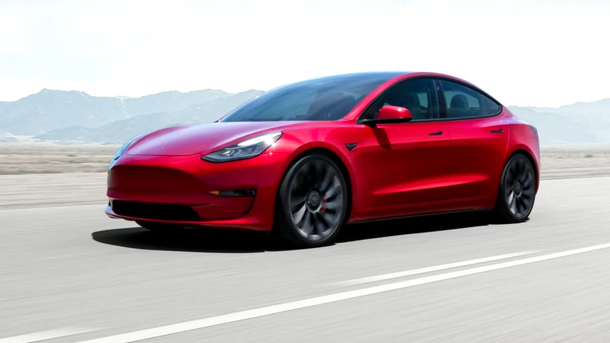VIDEO. Tesla Model 3, filmată în timp ce face drifturi în apă