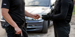 Agentă de poliție de la biroul de înmatriculări Bihor, trimisă în judecată pentru luare de mită. Aproape 60 de fapte în mai puțin de o lună