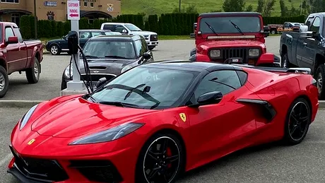 Cum ar arăta Corvette C8 cu sigle Ferrari. Unii spun că e chiar mai bun!