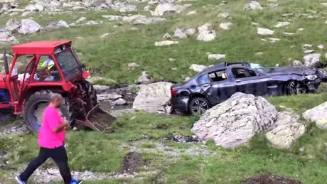 Operaţiunea de salvare a BMW-ului căzut în râpa de pe Transfăgărăşan - VIDEO