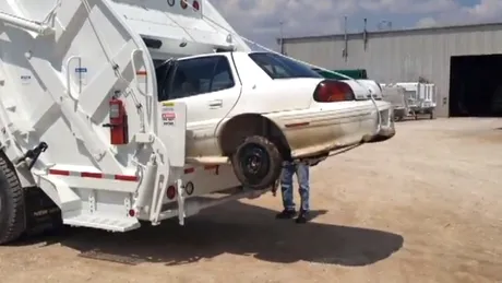 Mai nou, camioanele de gunoi pot „mânca” o maşină. VIDEO