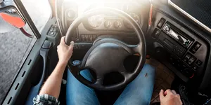 Transportul public din Alba Iulia, blocat de 52 de zile. Consiliul Local declară „perturbare gravă” și caută un alt operator