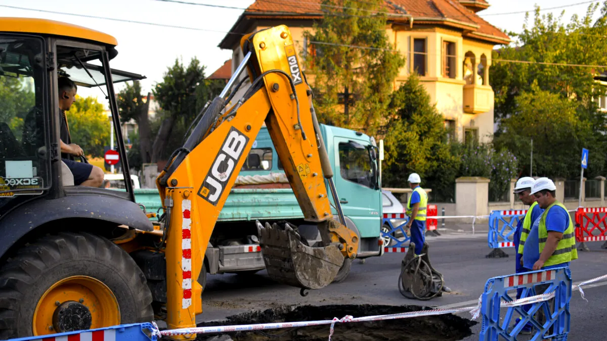 Video | Cântăreața Carmen Șerban a dat cu mașina în groapa de la Eroilor: „Trage stânga rău, acum”