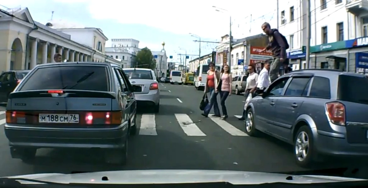 VIDEO: În Rusia, pietonii îţi calcă în picioare capota maşinii