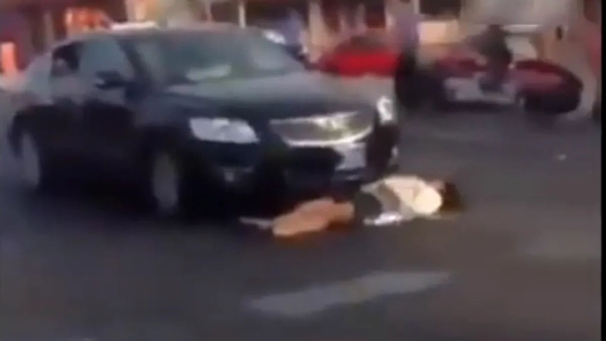 O femeia face un gest neaşteptat în mijlocul şoselei. VIDEO