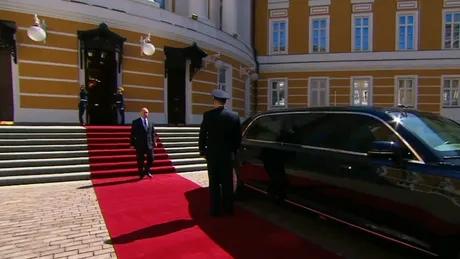 Putin a scăpat de limuzinele capitaliste. S-a plimbat, în premieră, cu noua limuzină pur rusească - FOTO