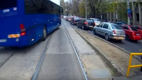 Autocarul Jandarmeriei, filmat în timp ce depăşeşte la milimetru pe linia de tramvai - VIDEO