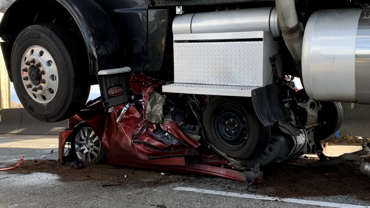 VIDEO. Miraculos! O femeie a supraviețuit după ce un camion i-a zdrobit mașina