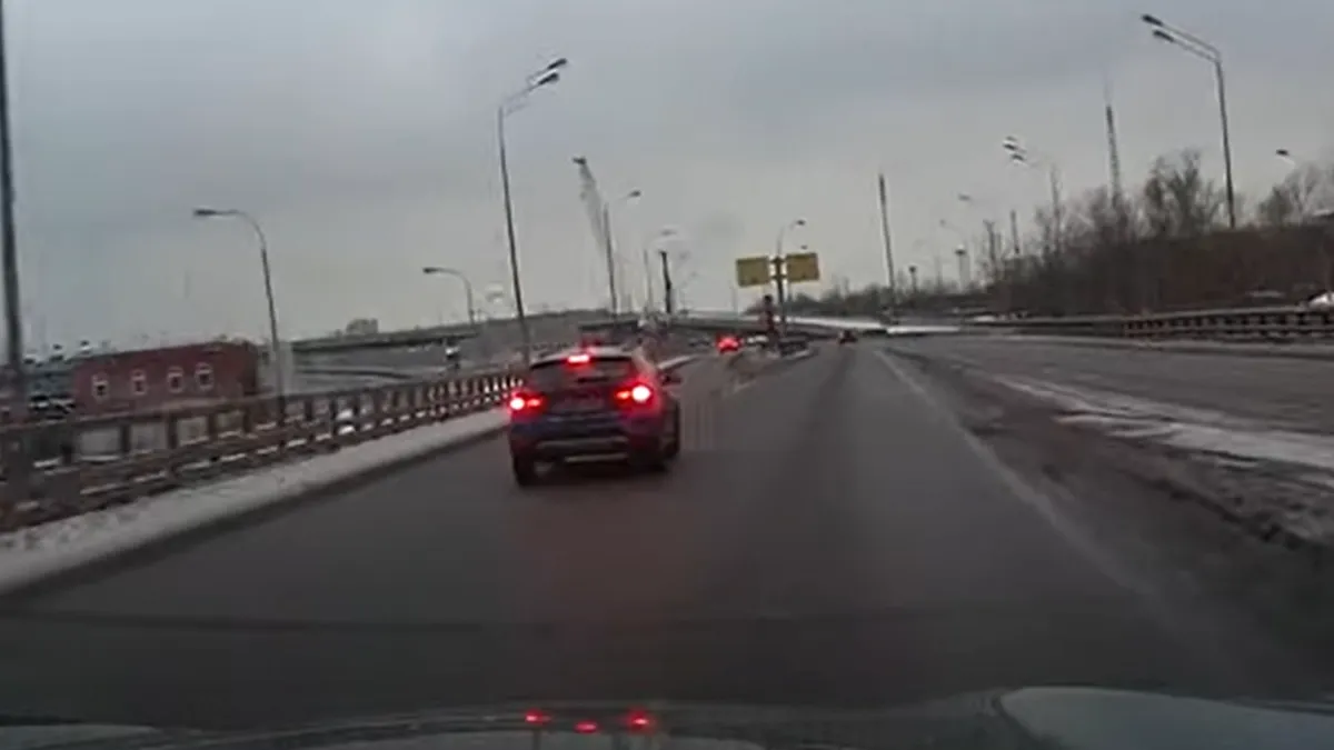 Decizie bizară: un șofer a primit amendă pentru că a evitat un accident - VIDEO