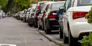 2025: Este legal să parchezi pe trotuar, în fața casei? Ce stabilește noul Cod Rutier