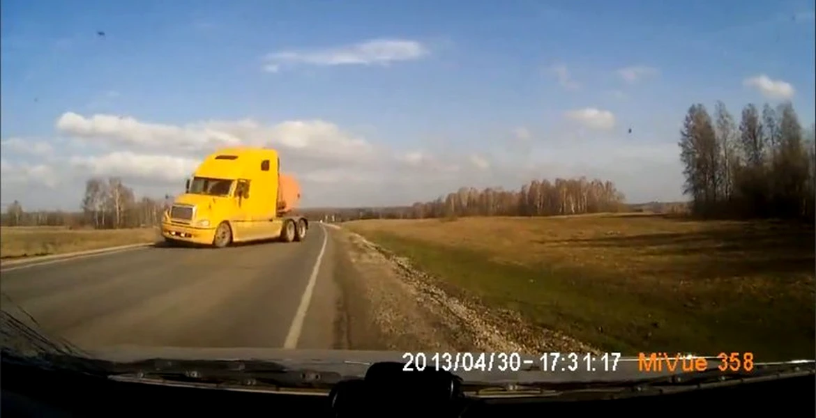 Acest camion vine în viteză spre tine. Ce faci? VIDEO