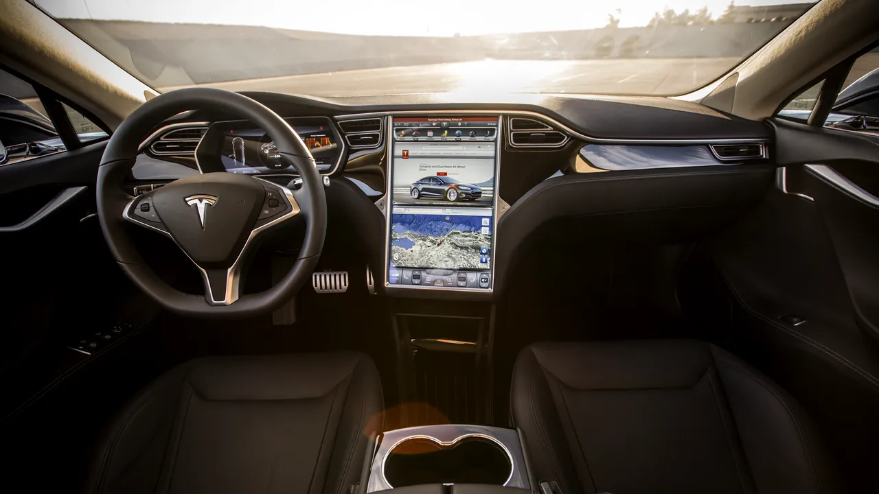 183-2015-tesla-model-s-p85d-interior-view 