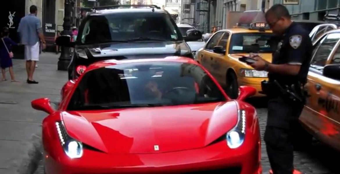 VIDEO: Poliţist călcat pe picior cu Ferrari 458 Spider
