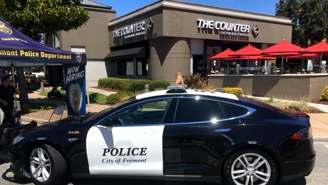 Maşină de poliţie Tesla nevoită să abandoneze urmărirea unui suspect deoarece a rămas fără baterie