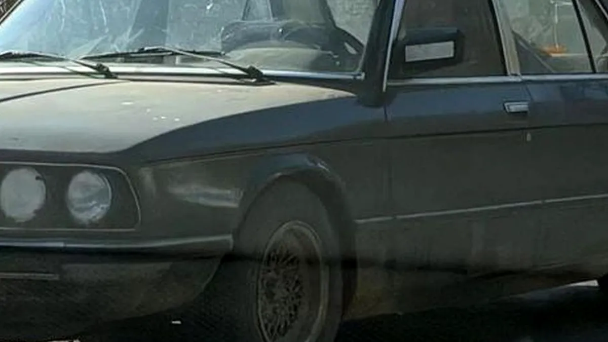 „Bijuteriei” i-ar sta mai bine într-un muzeu: Automobil rar, surprins în weekend pe Valea Oltului, cu remorcă