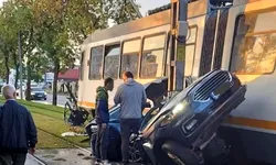 Un șofer a murit după ce mașina sa a fost ruptă în două de un tramvai. Vatmanul, pozitiv la droguri