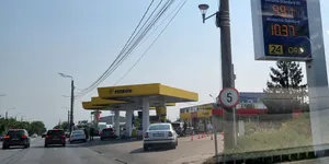 Petrolul depășește 107 dolari pe baril după închiderea conductei care ocolește Strâmtoarea Ormuz. Benzina, la 2 bani de pragul de 10 lei/litru