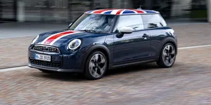 <span class='prepend'>Foto |</span> MINI Cooper aniversează 25 de ani cu o ediție specială. Versiunea Oxford aduce un omagiu locului de naștere a mărcii