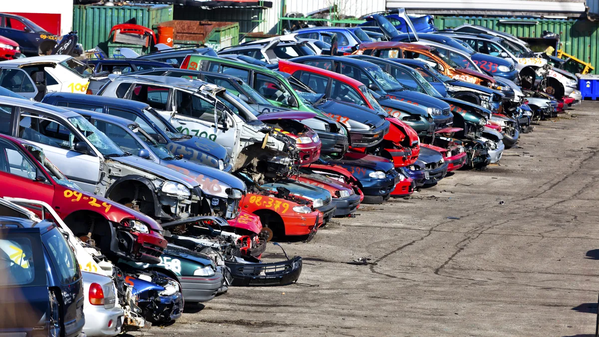 Regulile UE privind mașinile scoase din uz intră în vigoare: noi cerințe de reciclare și restricții la export. 10-12 mil. de vehicule ajung deșeuri în fiecare an
