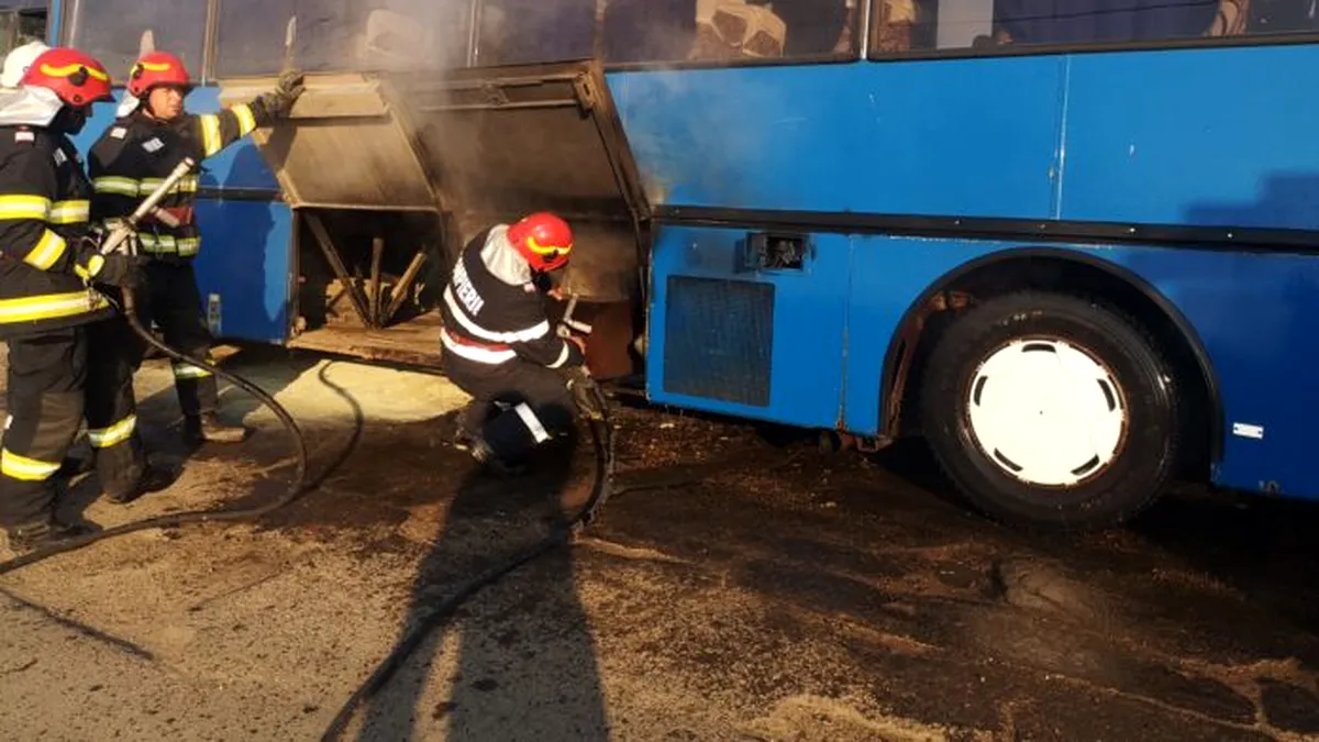 Un autocar plin de copii a luat foc pe o șosea din județul Botoșani