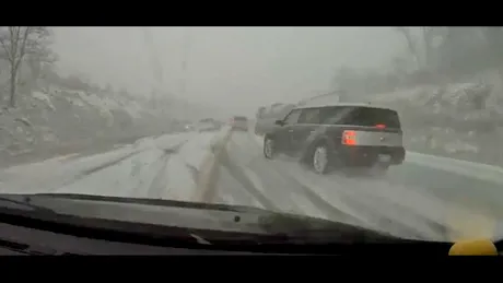 VIDEO: Accident în lanţ cu 30 de maşini pe autostradă!