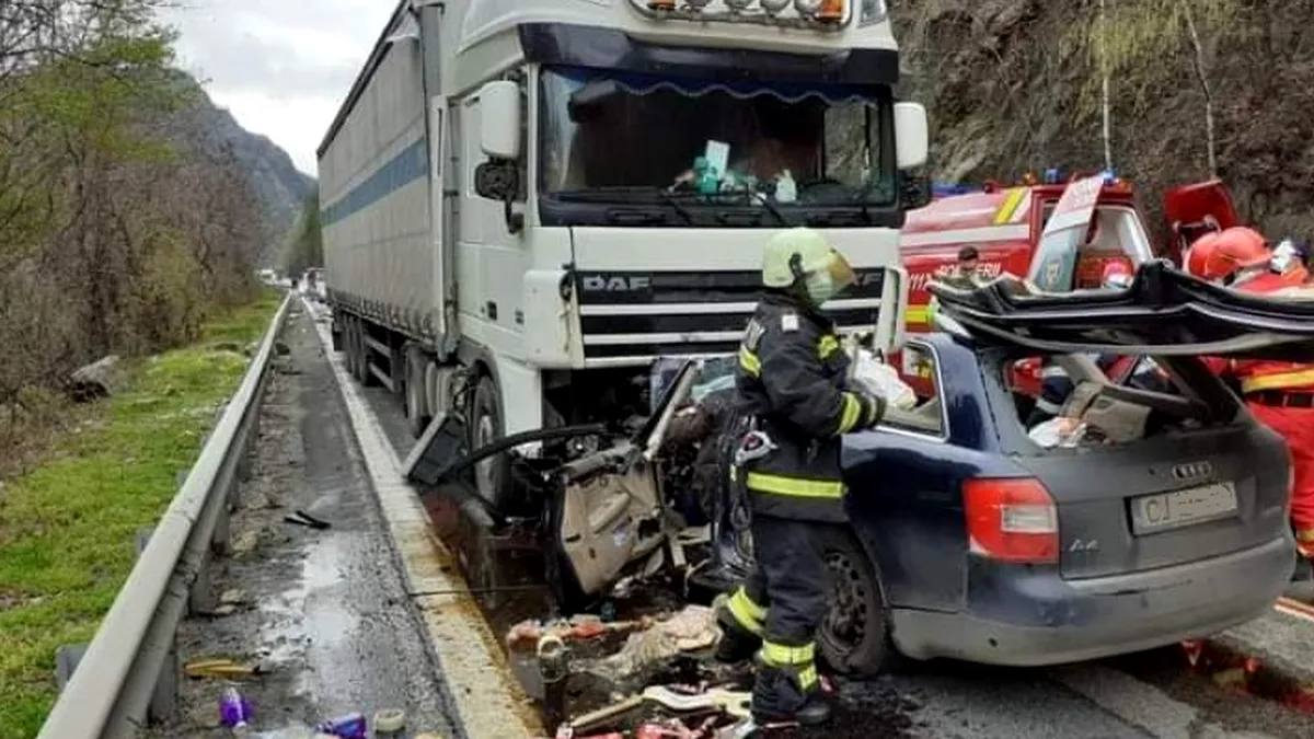 Impact frontal devastator. Un Audi a intrat sub un camion pe Valea Oltului